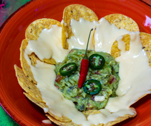 TOTOPOS CON GUACAMOLE