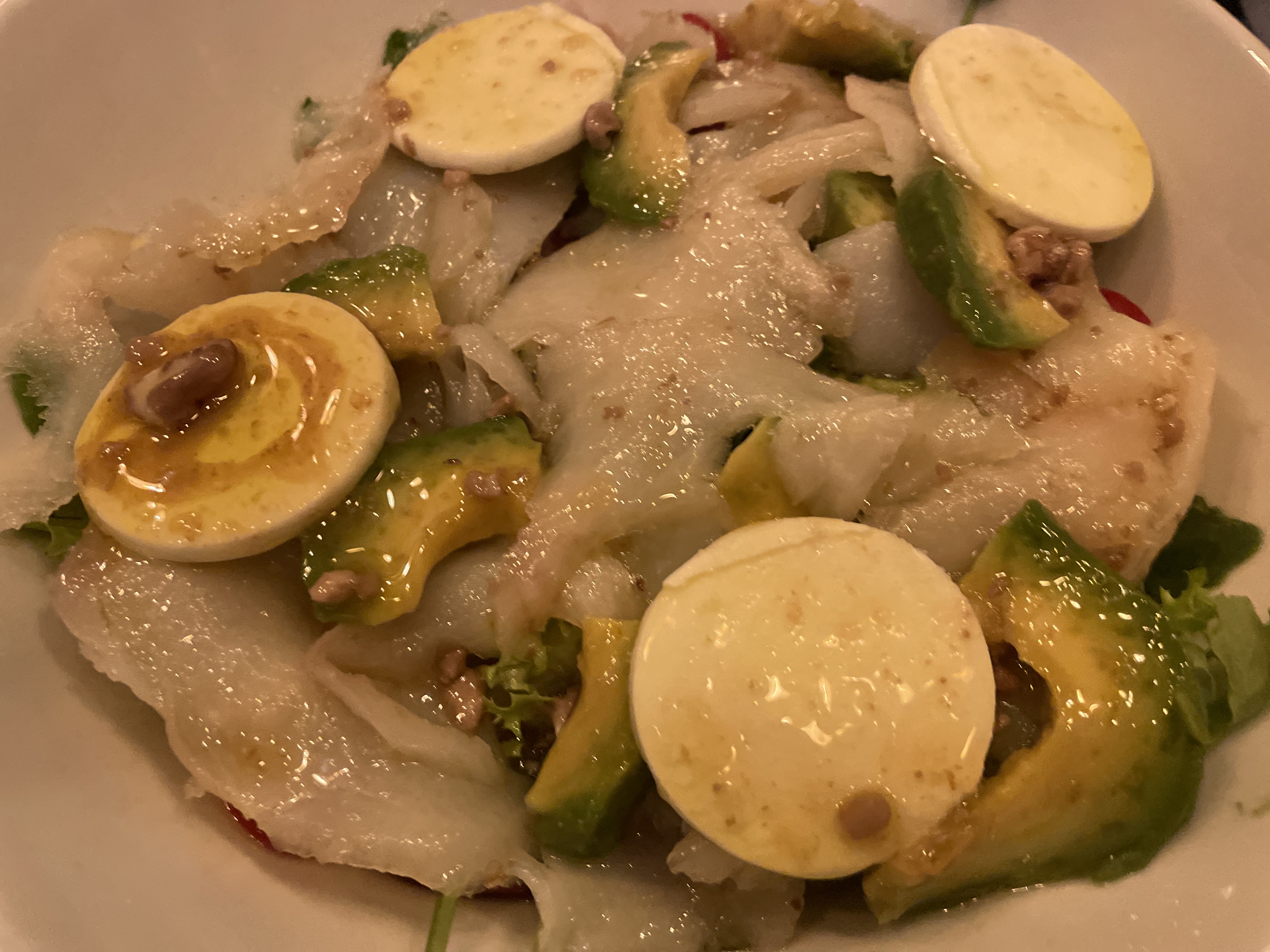 Brotes, aguacate, Bacalao Ahumado,vinagreta y queso de cabra