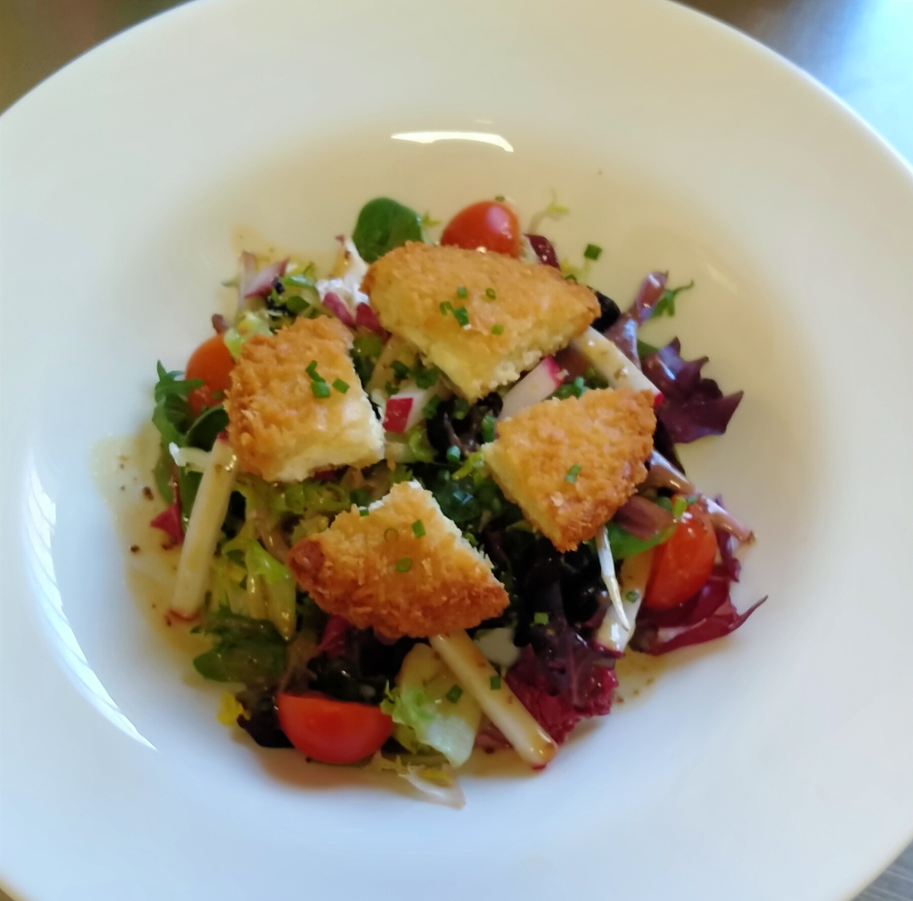 Ensalada de rulo de cabra con frutos secos