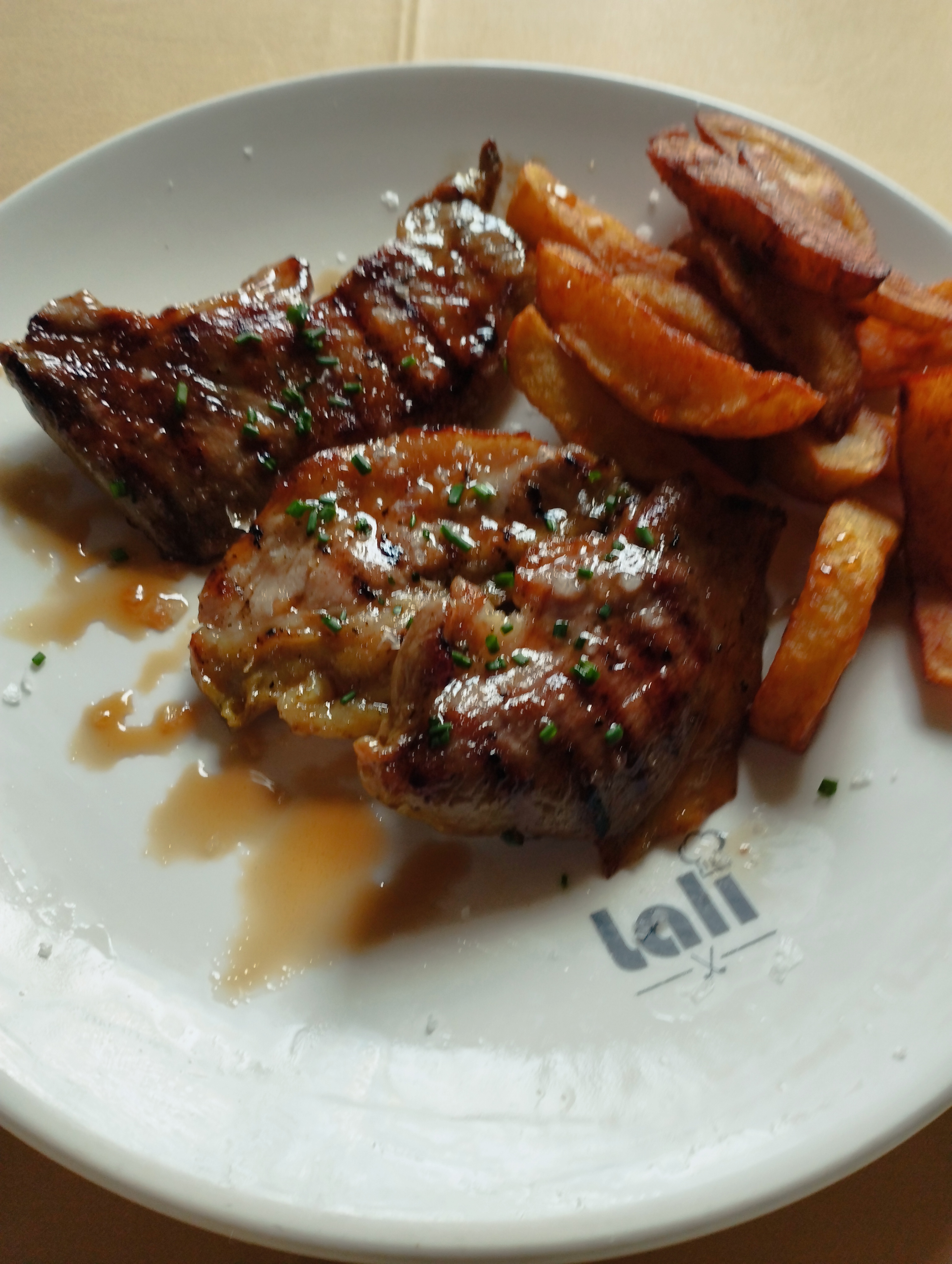 Secreto de ibérico adobado a la plancha con patatas y PX