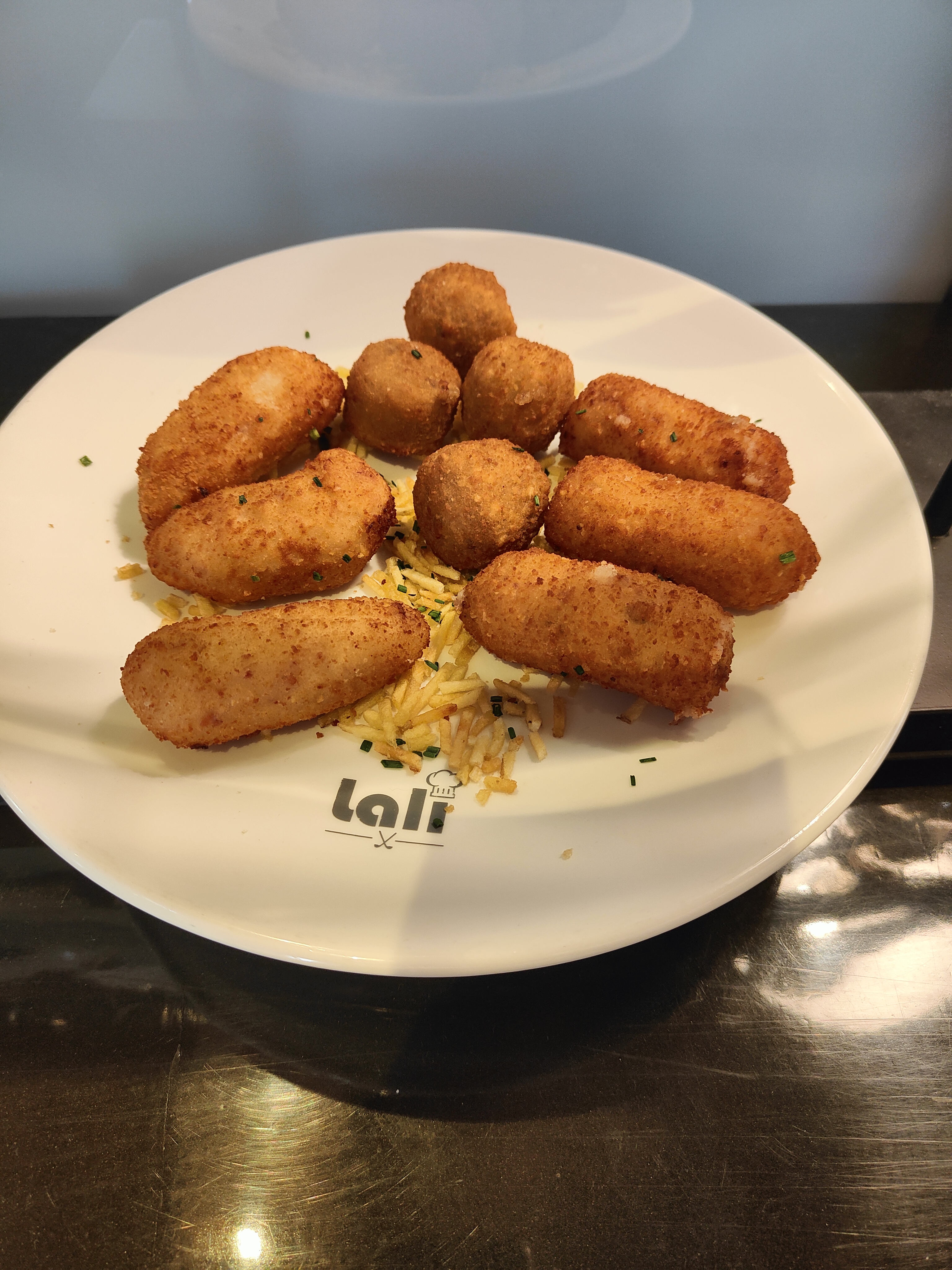 Surtido de croquetas de boletus, jamón y cecina.