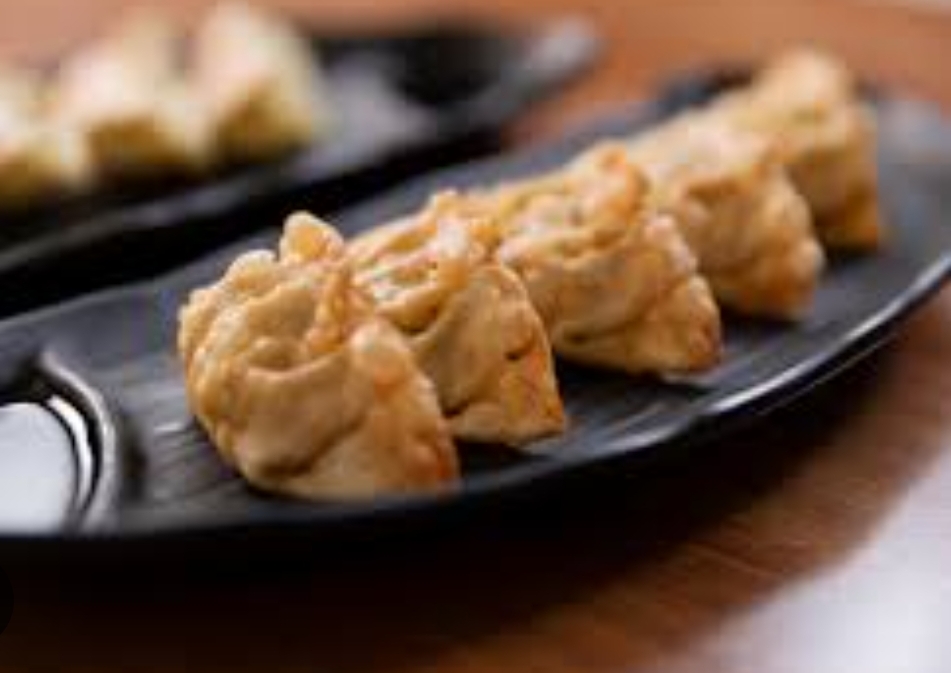 Gyoza de langostinos con sésamo y salsa teriyaki
