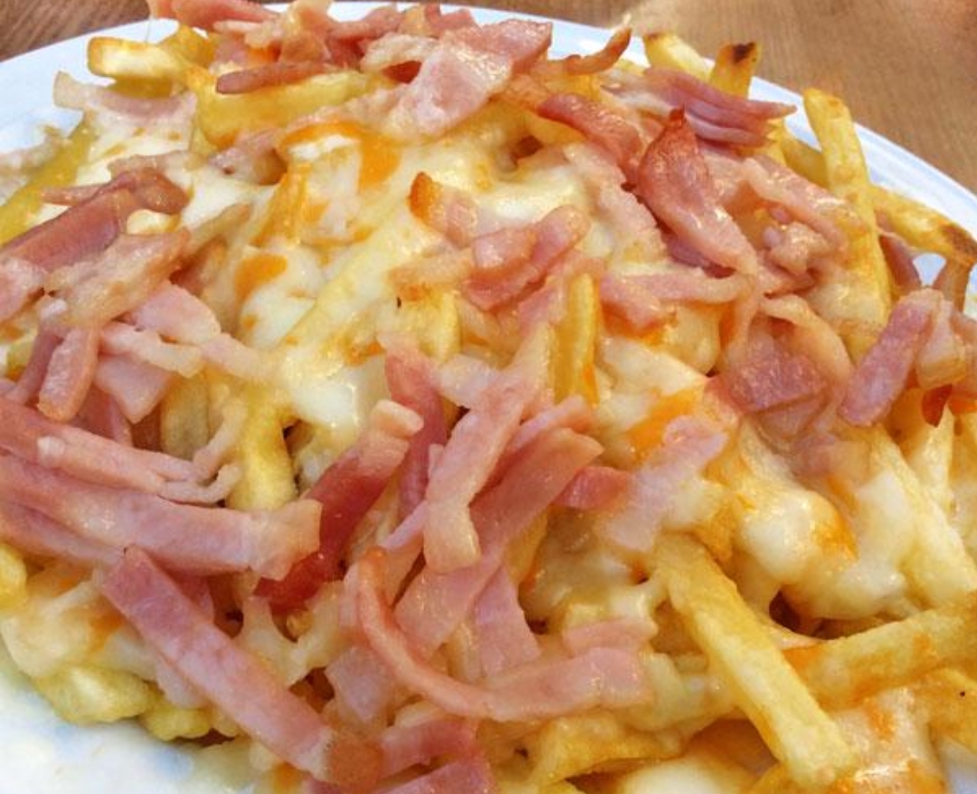 Aloha (Patatas, bacon, salsa especial y queso fundido)