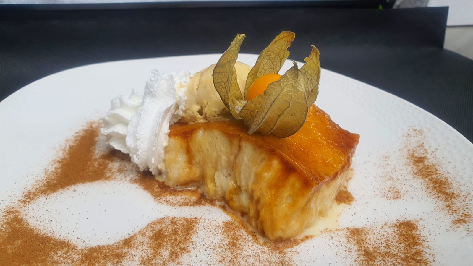 Dulce de pan Brioche con nata y cumbre de manzana