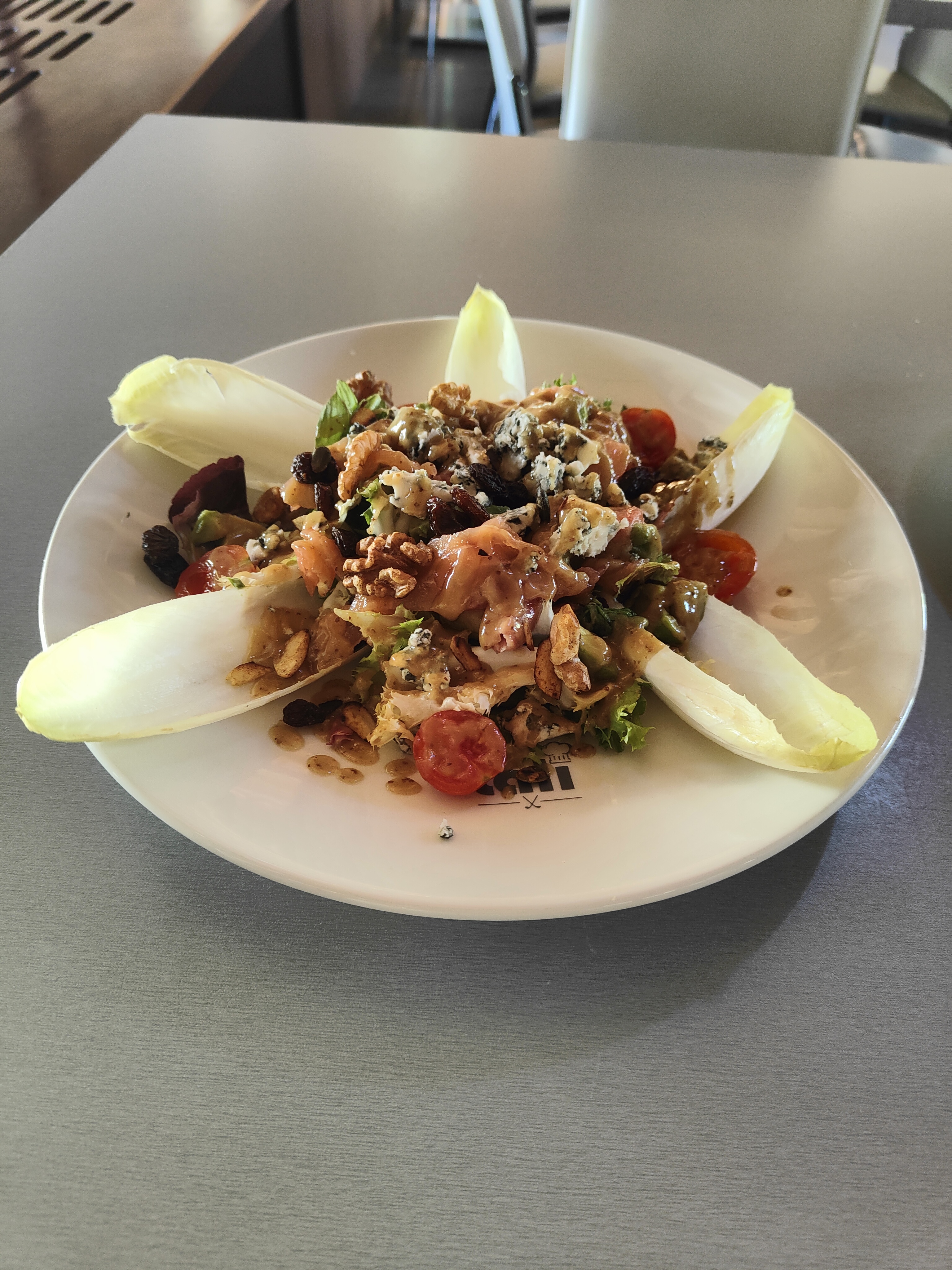 Ensalada de salmon con aguacate y roquefort