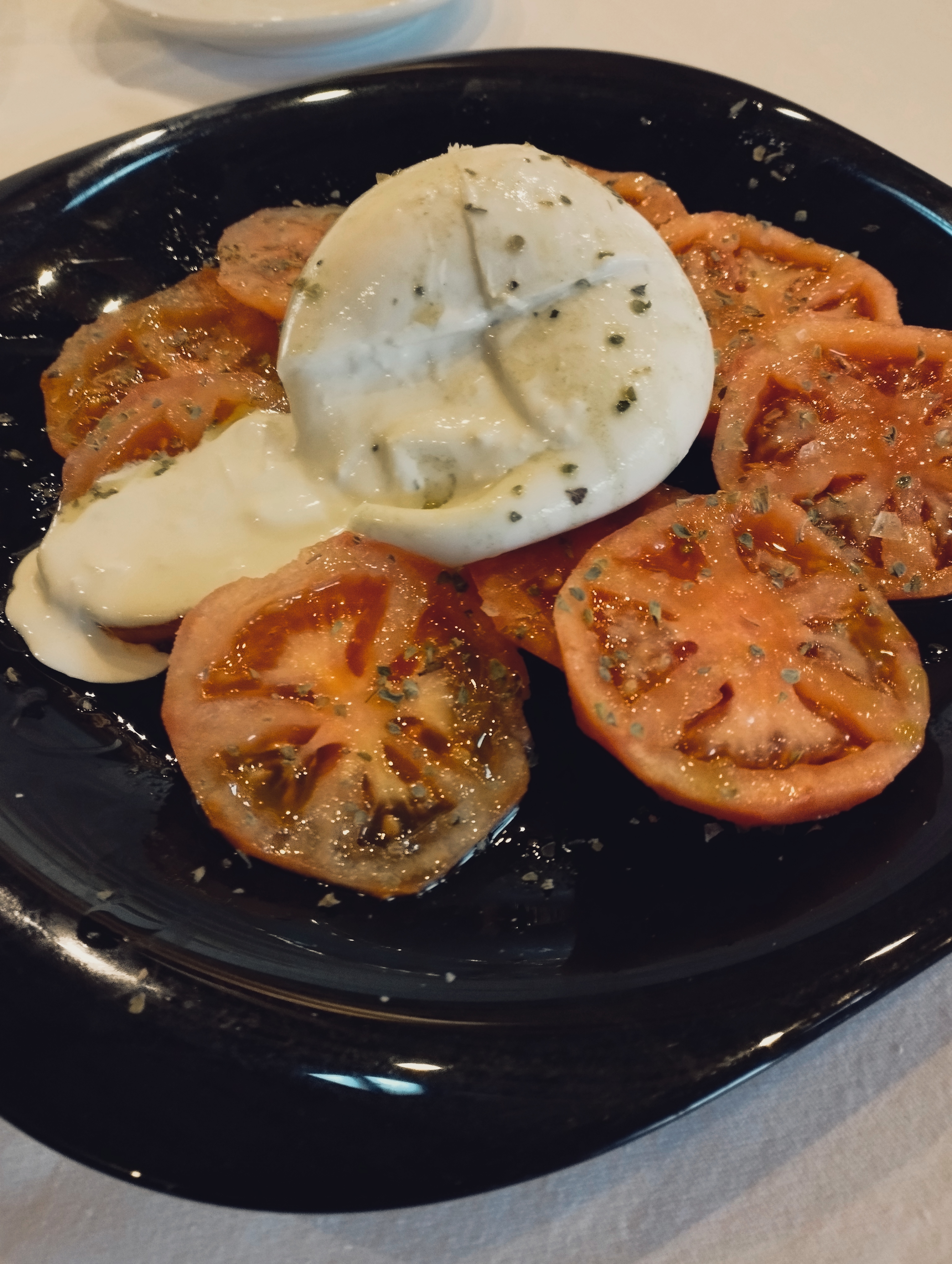 Ensalada de tomate con burrata y aceite de albahaca