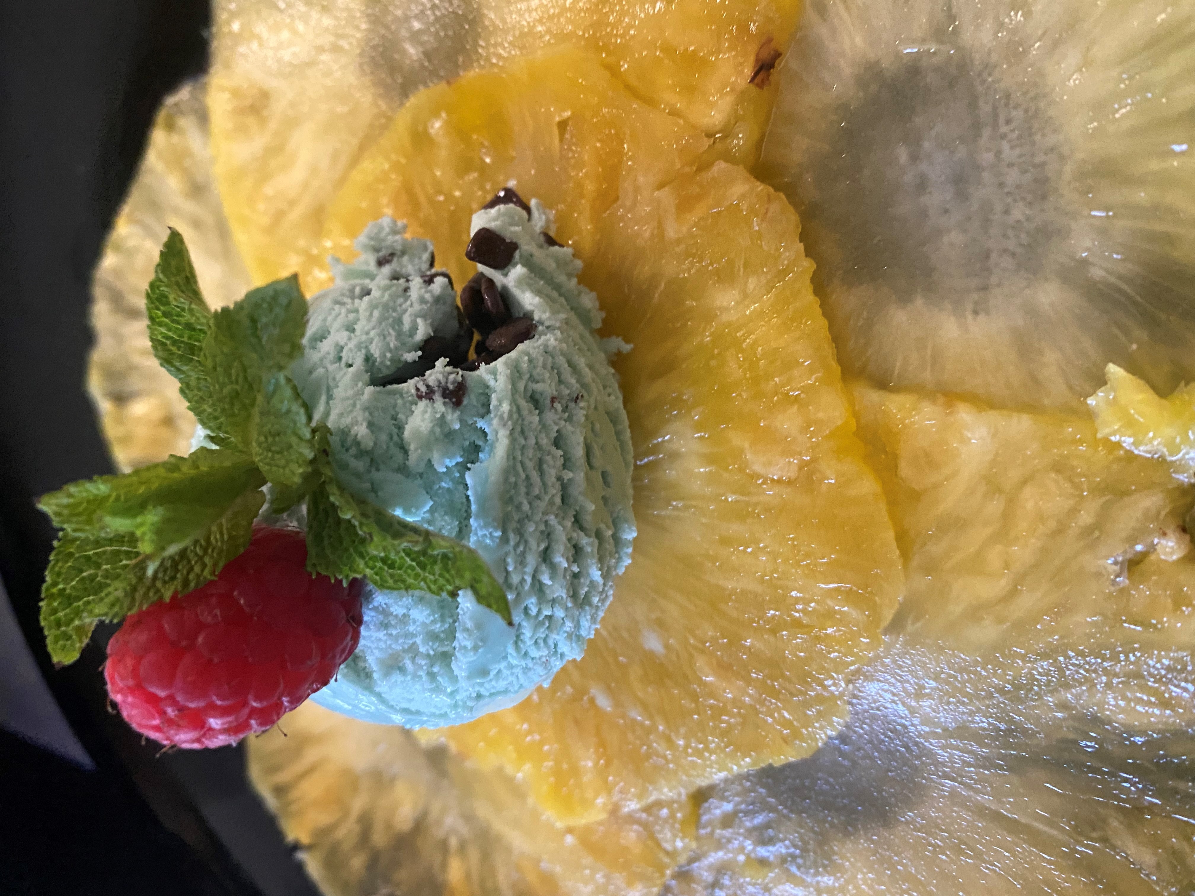 Carpaccio de piña con helado de menta