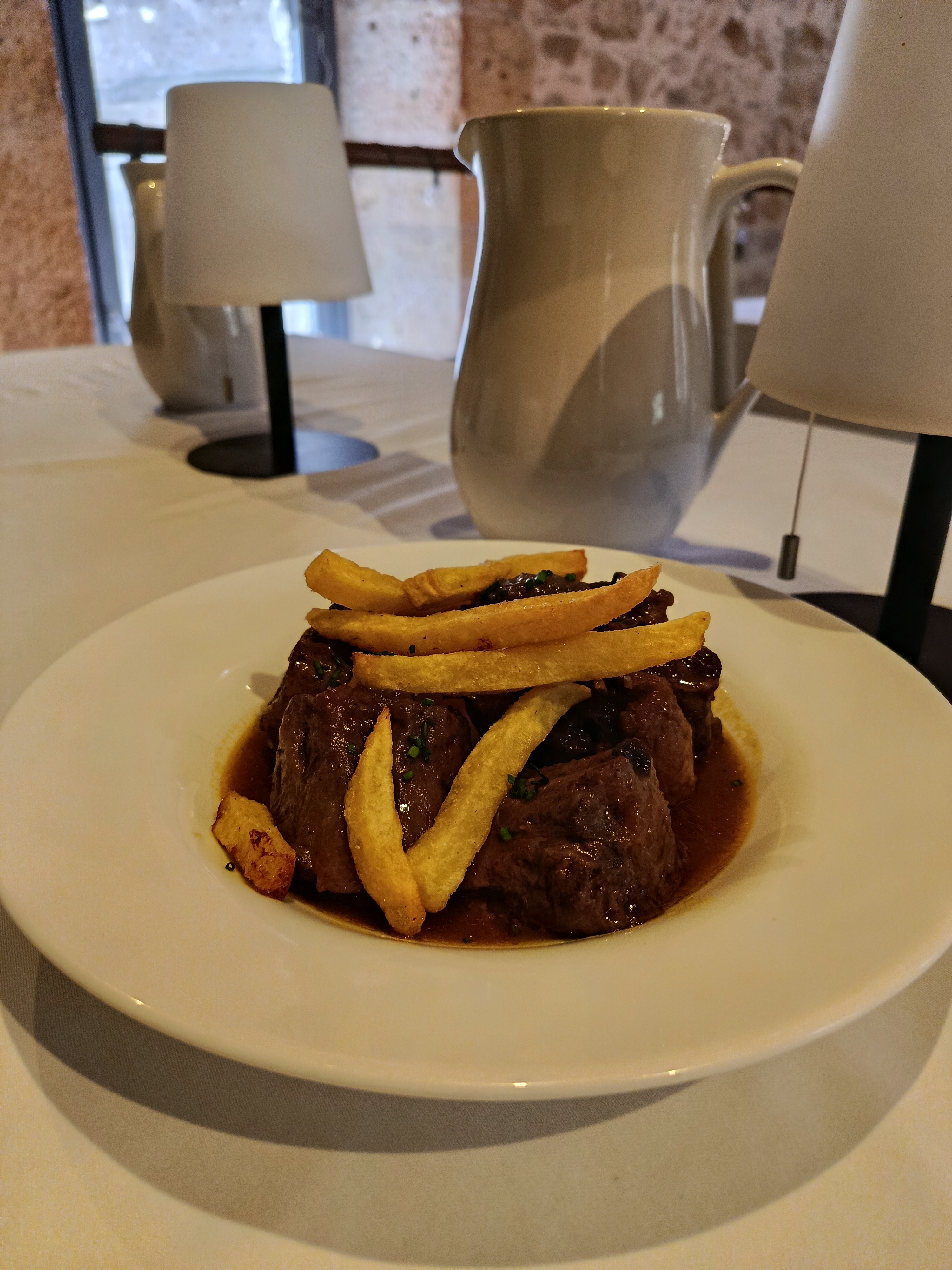 Rabo de toro estofado con patatas fritas