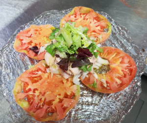 Ensalada de tomate rosa con ventresca